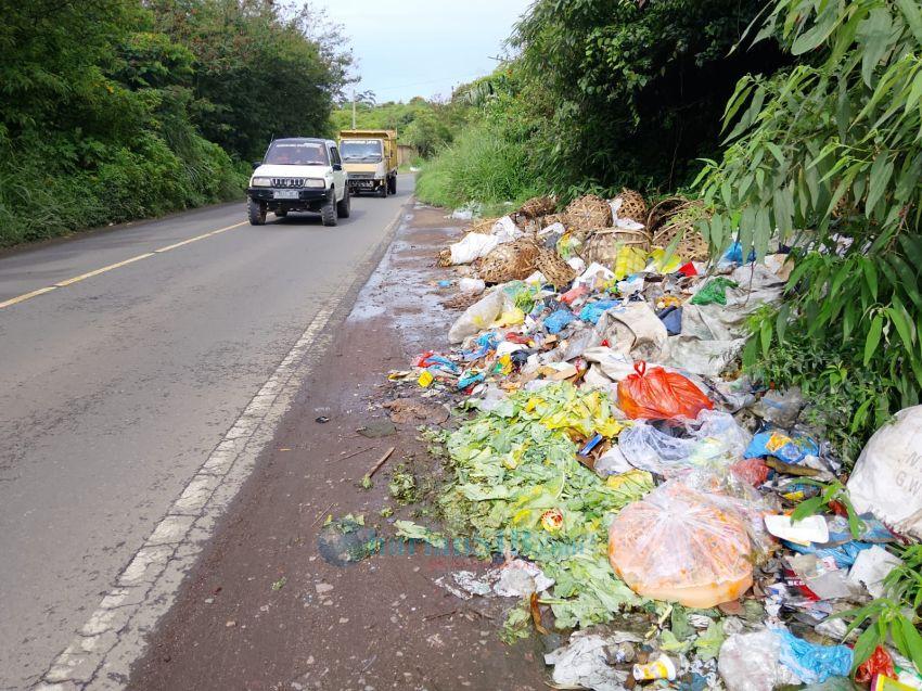 Sampah Menumpuk di Pinggir Jalan Lintas Karo-Simalungun